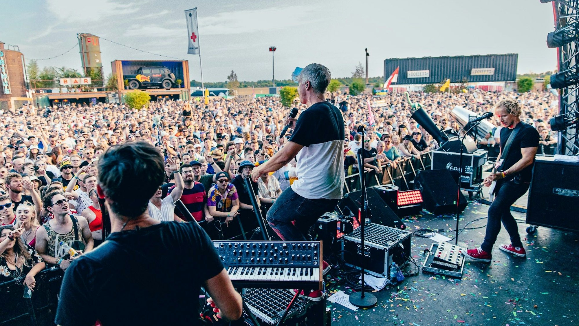 Kasalla spielen vor einem begeisterten Publikum.