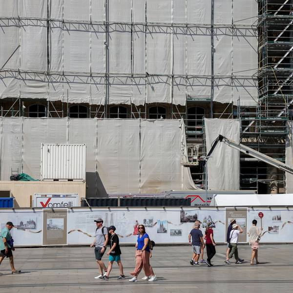 Passanten an der Domhotel-Baustelle