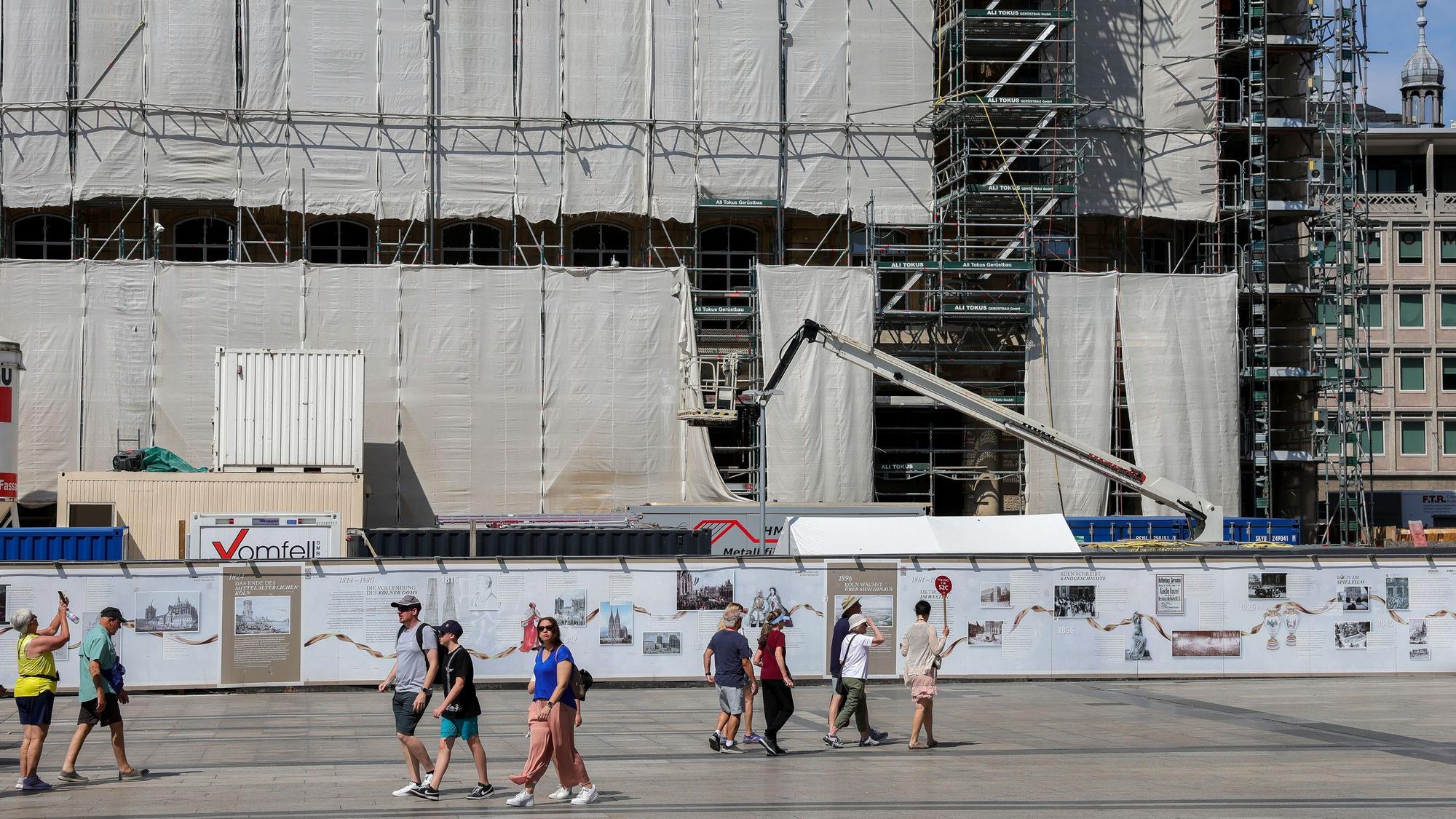 Passanten an der Domhotel-Baustelle