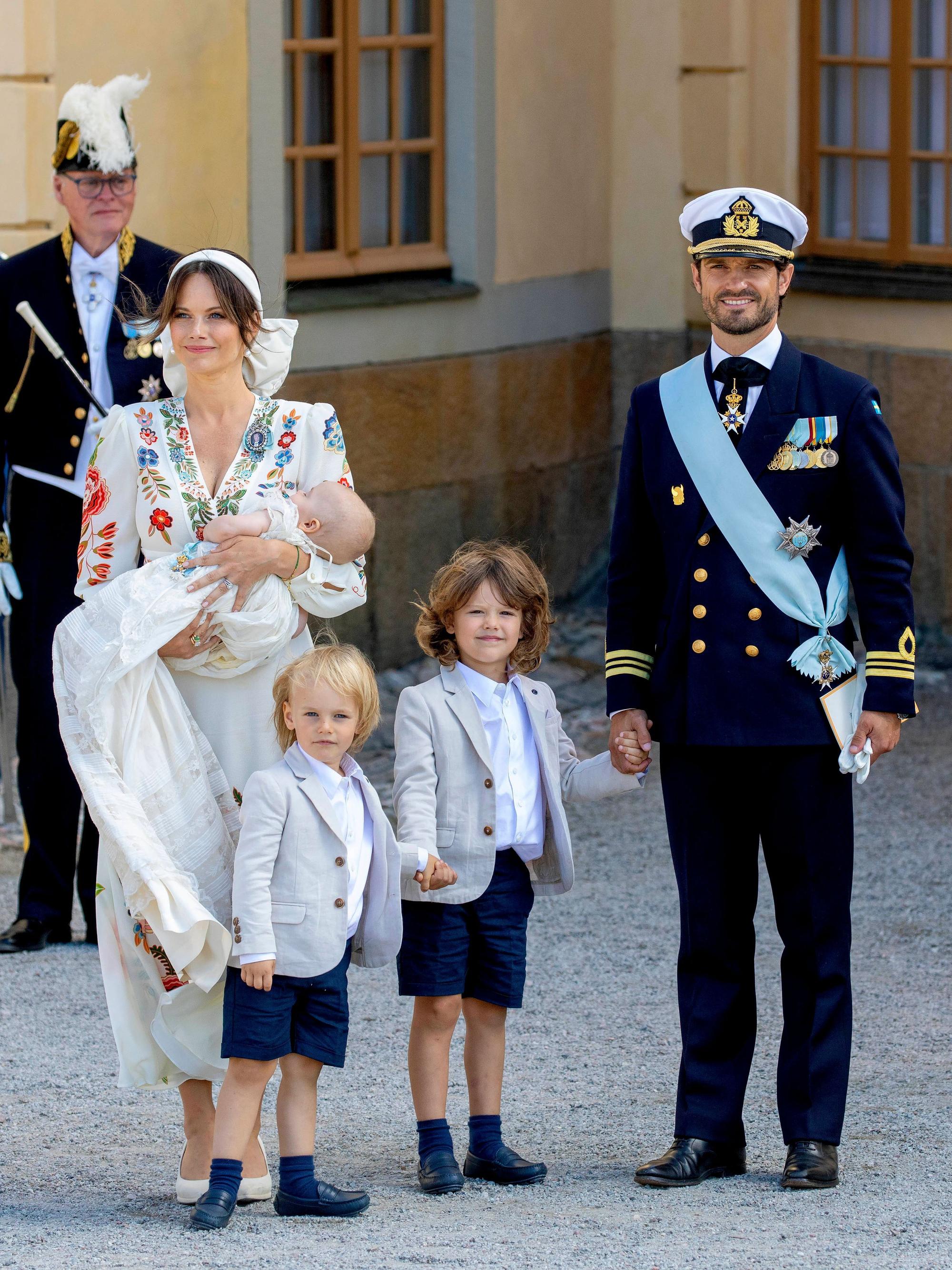 Taufe von Prinz Julian in der königlichen Kapelle von Schloss Drottningholm in Schweden. Prinz Carl Philip und Prinzessin Sofia mit Prinz Gabriel und Prinz Alexander.