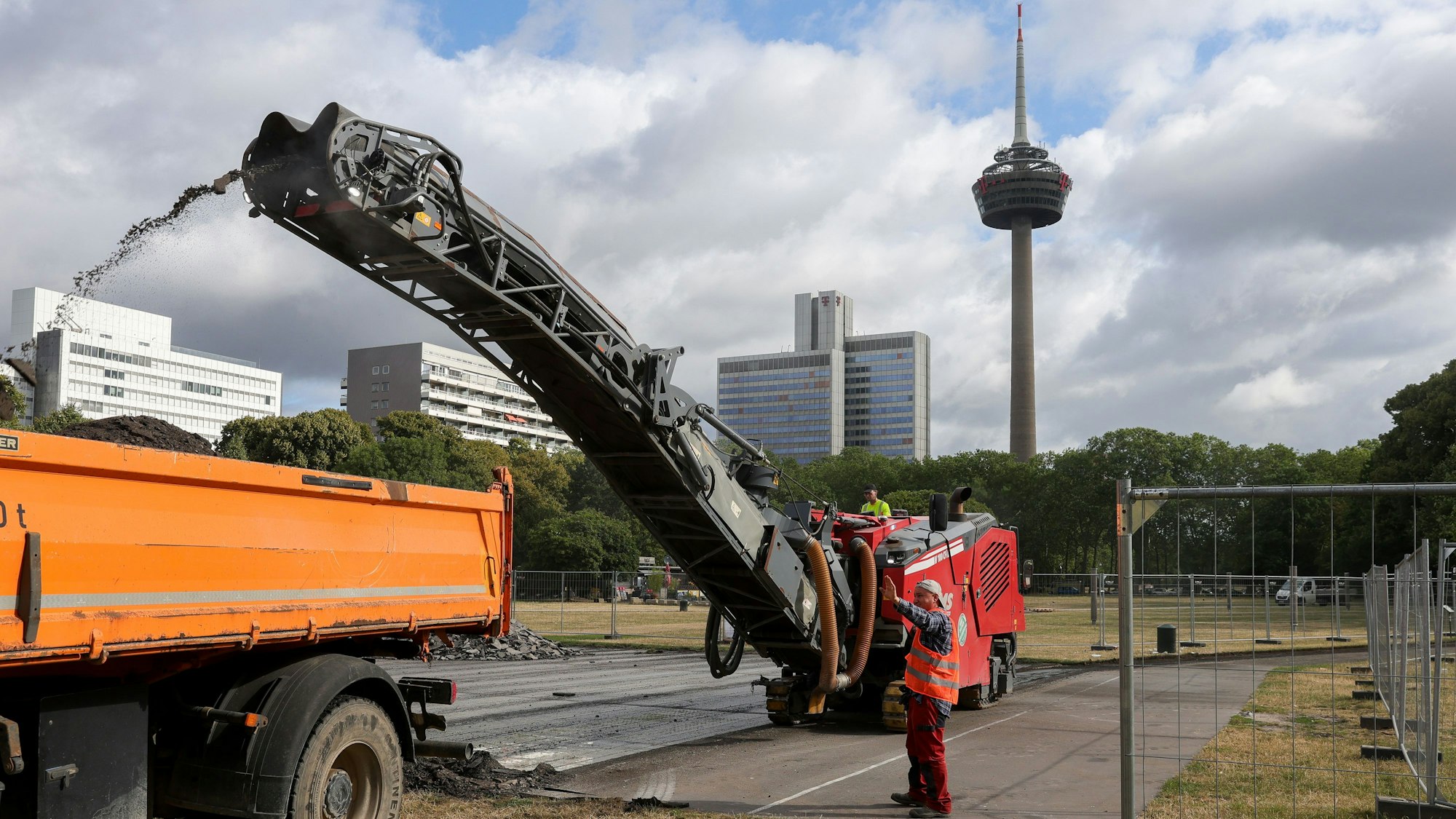 12.07.2023, Köln: Beginn der Sanierungsarbeiten am Nike Court im Grüngürtel.
Der Grüngürtel bekommt neue Sportplätze.
Foto: Michael Bause