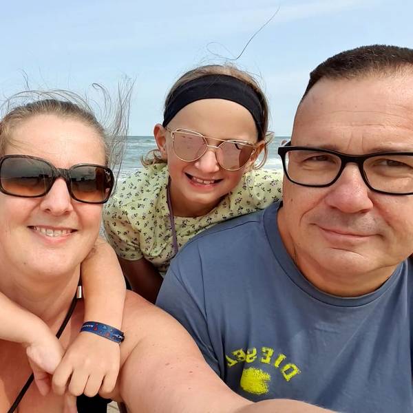 Familie Wienbrand mit der elfjährigen Lara, die schwer an Krebs erkrankt ist.