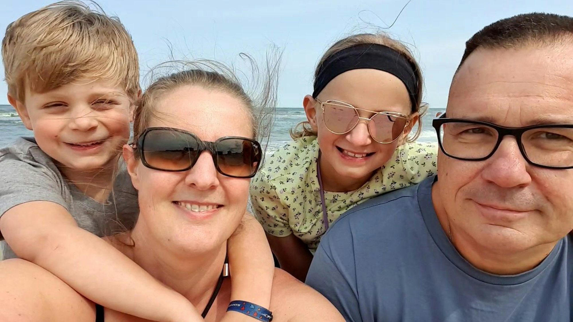 Familie Wienbrand mit der elfjährigen Lara, die schwer an Krebs erkrankt ist.