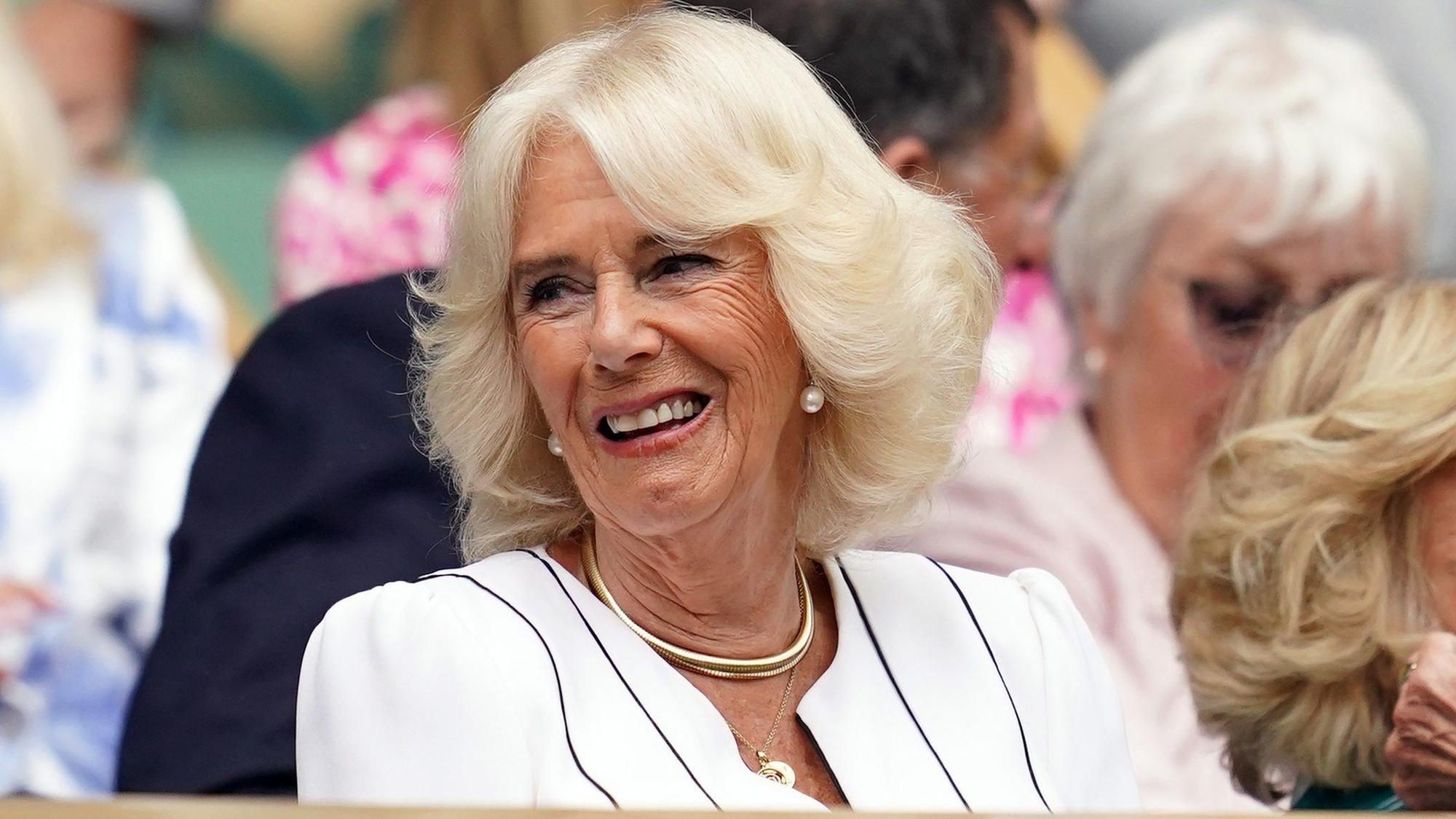 Königin Camilla genießt die Tennisspiele in der königlichen Loge im „All England Lawn Tennis and Croquet Club“.