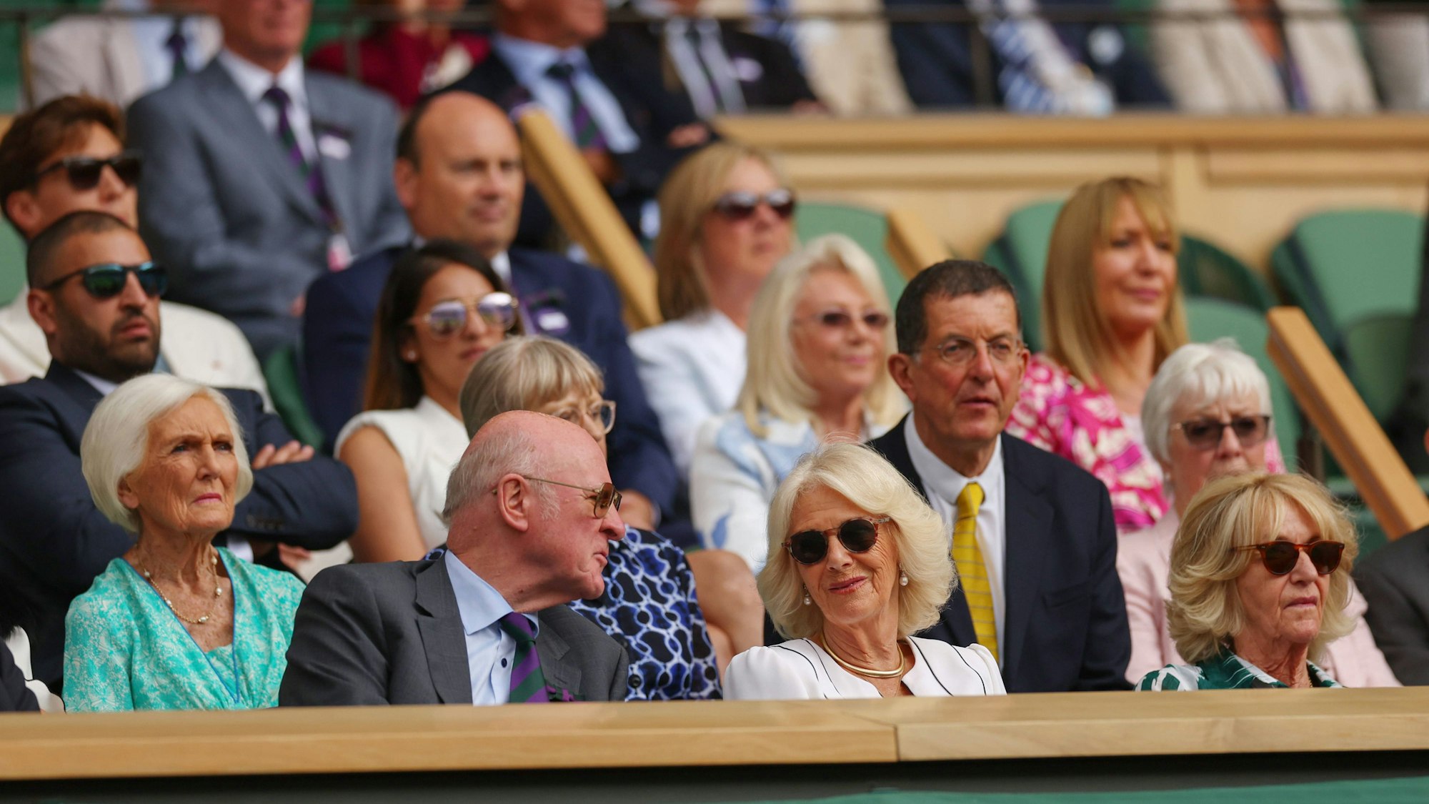 Königin Camilla mit Entourage in der königlichen Loge in Wimbledon. Ganz rechts ist ihre Schwester Annabel Elliot zu sehen.