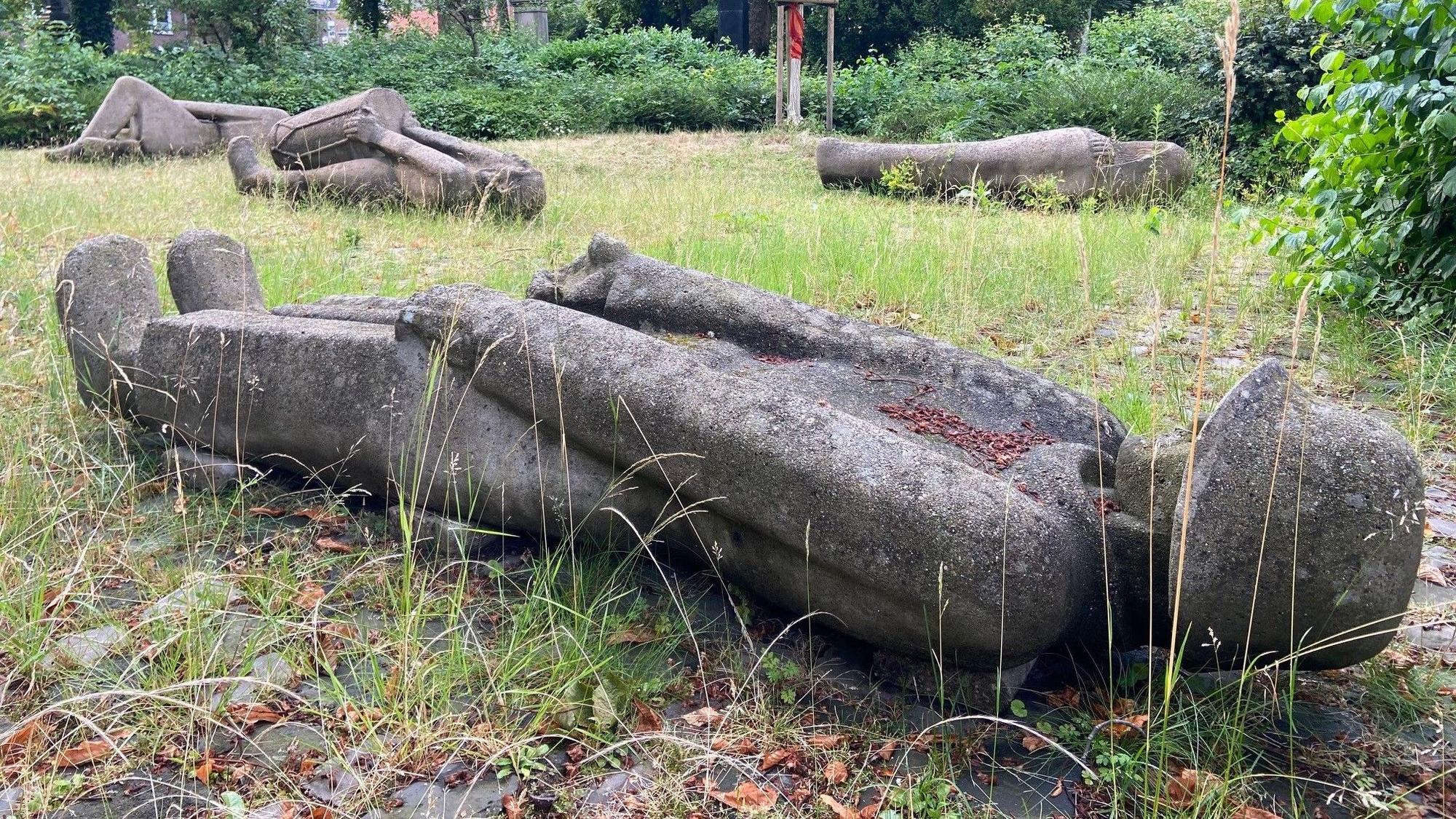 Das Foto zeigt einen Soldaten in starrer Haltung, ist auf einem Friedhof in Frechen zu finden.