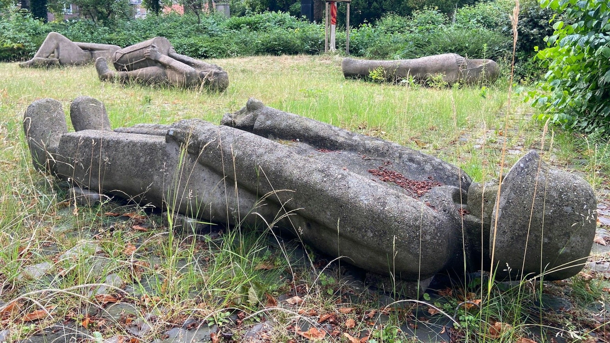 Das Foto zeigt einen Soldaten in starrer Haltung, ist auf einem Friedhof in Frechen zu finden.