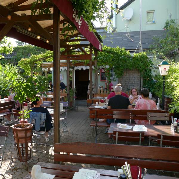 Der Biergarten des Rather Hofs in Rath.