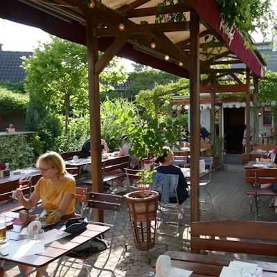 Der Biergarten des Rather Hofs in Rath.