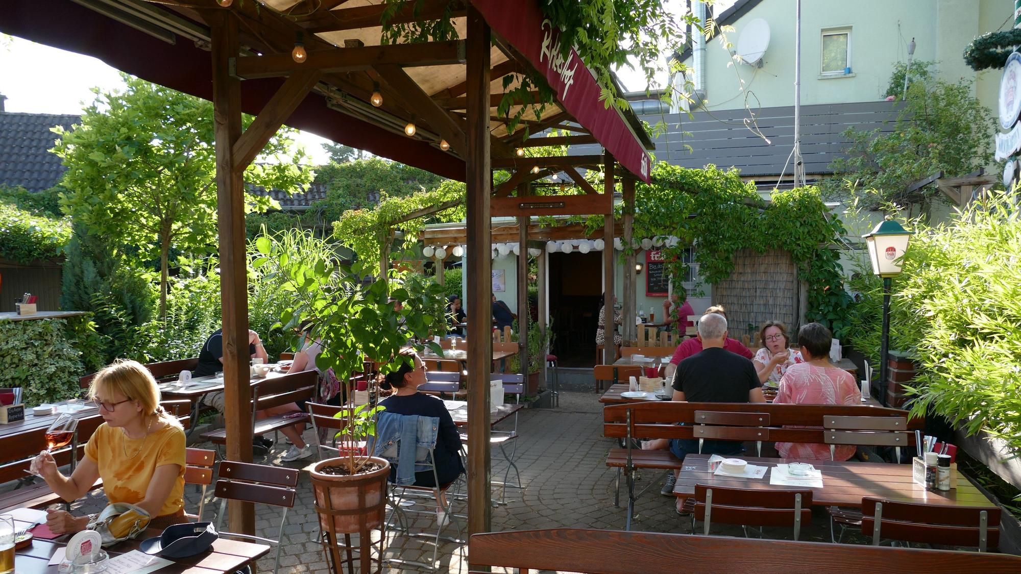 Der Biergarten des Rather Hofs in Rath.