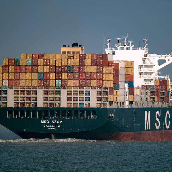 Ein Containerfrachter von MSC. (Symbolbild) Zwei nigerianische Männer harrten rund eine Woche auf dem Ruder eines vergleichbaren Containerfrachters aus.