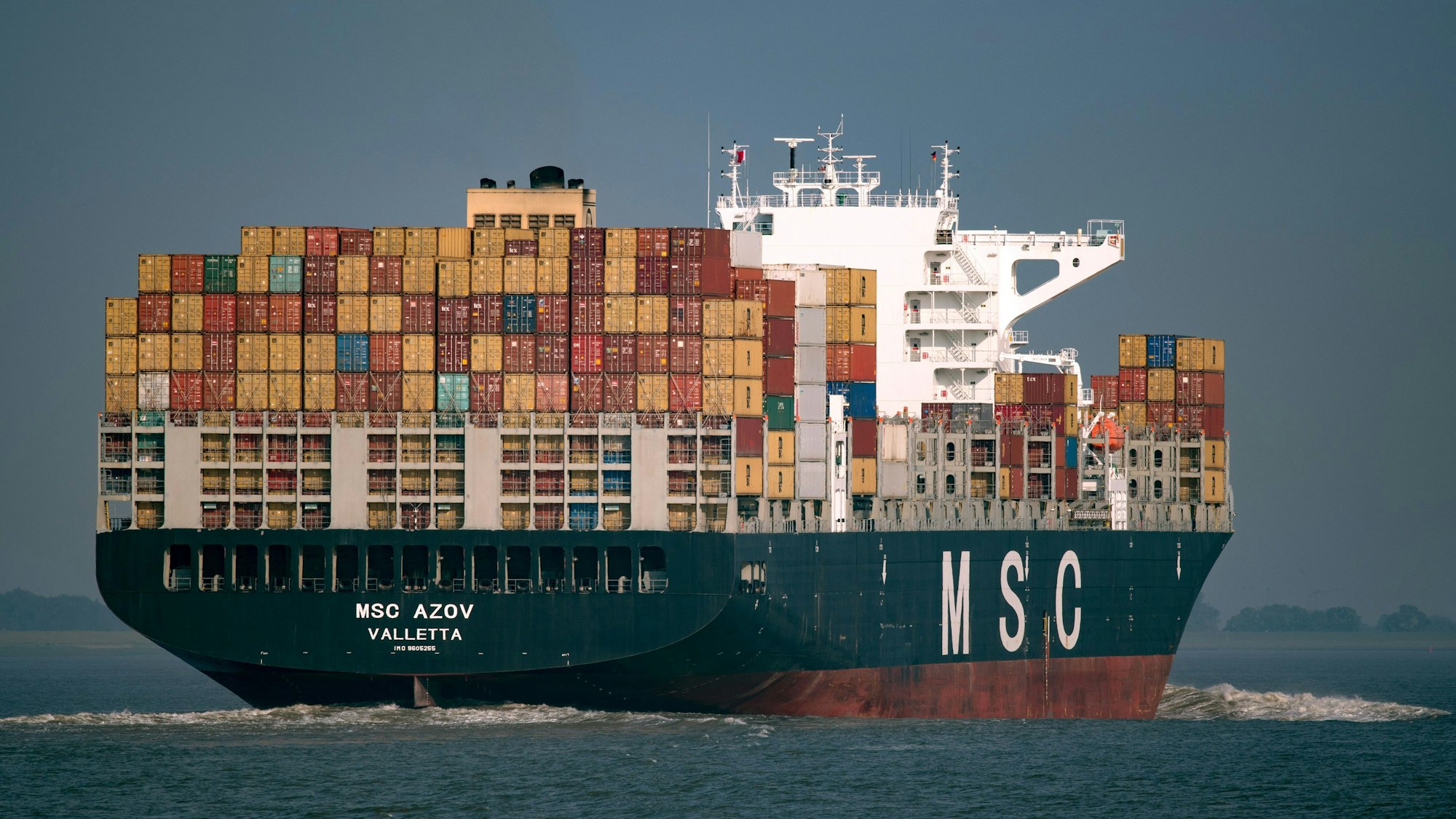 Ein Containerfrachter von MSC. (Symbolbild) Zwei nigerianische Männer harrten rund eine Woche auf dem Ruder eines vergleichbaren Containerfrachters aus.