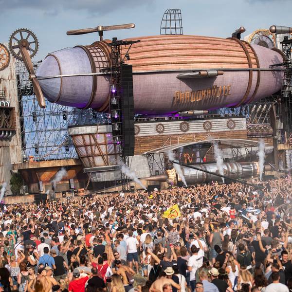 Menschen stehen auf dem Musikfestival Parookaville vor der Mainstage.
