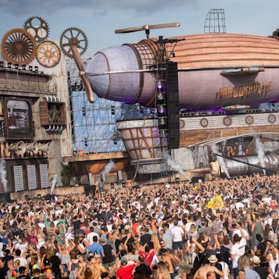 Menschen stehen auf dem Musikfestival Parookaville vor der Mainstage.