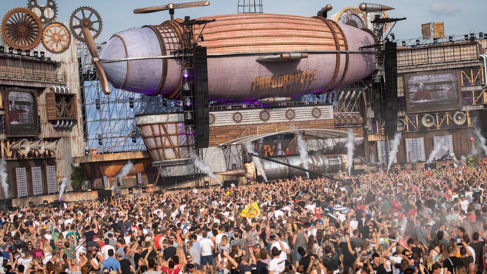Menschen stehen auf dem Musikfestival Parookaville vor der Mainstage.