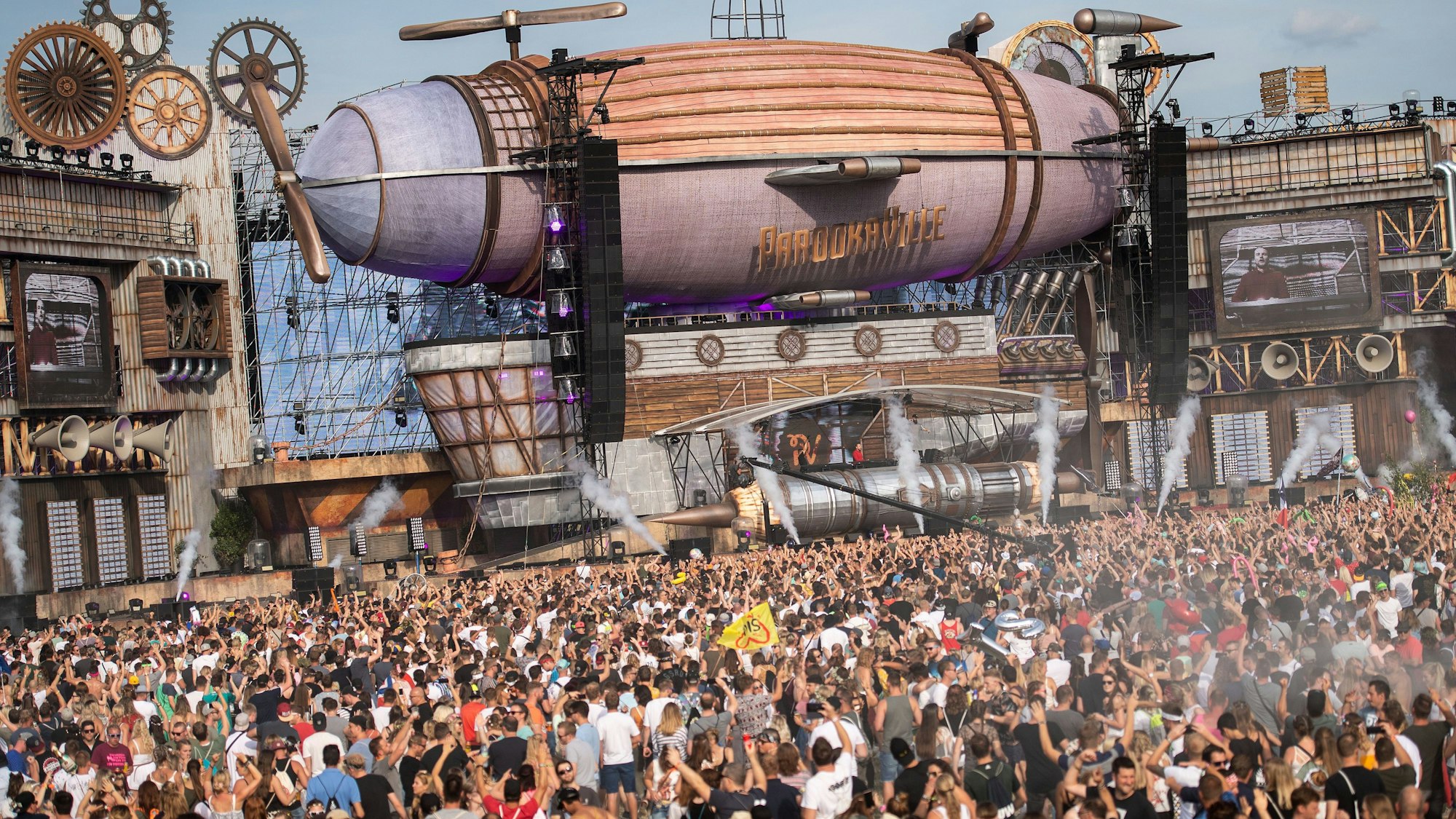 Menschen stehen auf dem Musikfestival Parookaville vor der Mainstage.