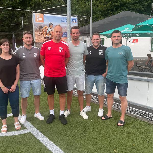 Zu sehen ist Vorstand des FV Wiehl mit Landesliga-Trainer Sascha Mühlmann.