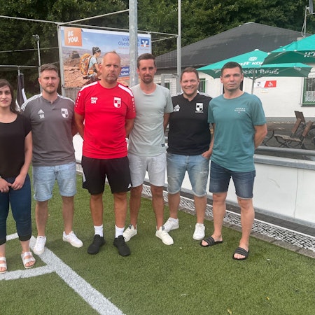 Zu sehen ist Vorstand des FV Wiehl mit Landesliga-Trainer Sascha Mühlmann.