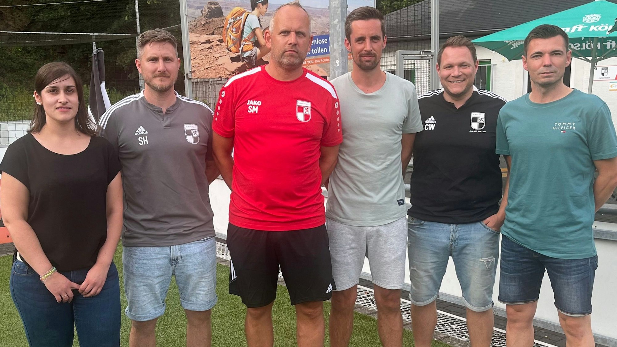 Zu sehen ist Vorstand des FV Wiehl mit Landesliga-Trainer Sascha Mühlmann.