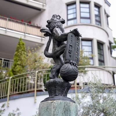 Auf dem Bild ist der Löwe von Juda zu sehen, der mit einer Tatze eine Tafel mit den 10 Geboten hält und die andere fragend zum Himmel reckt.