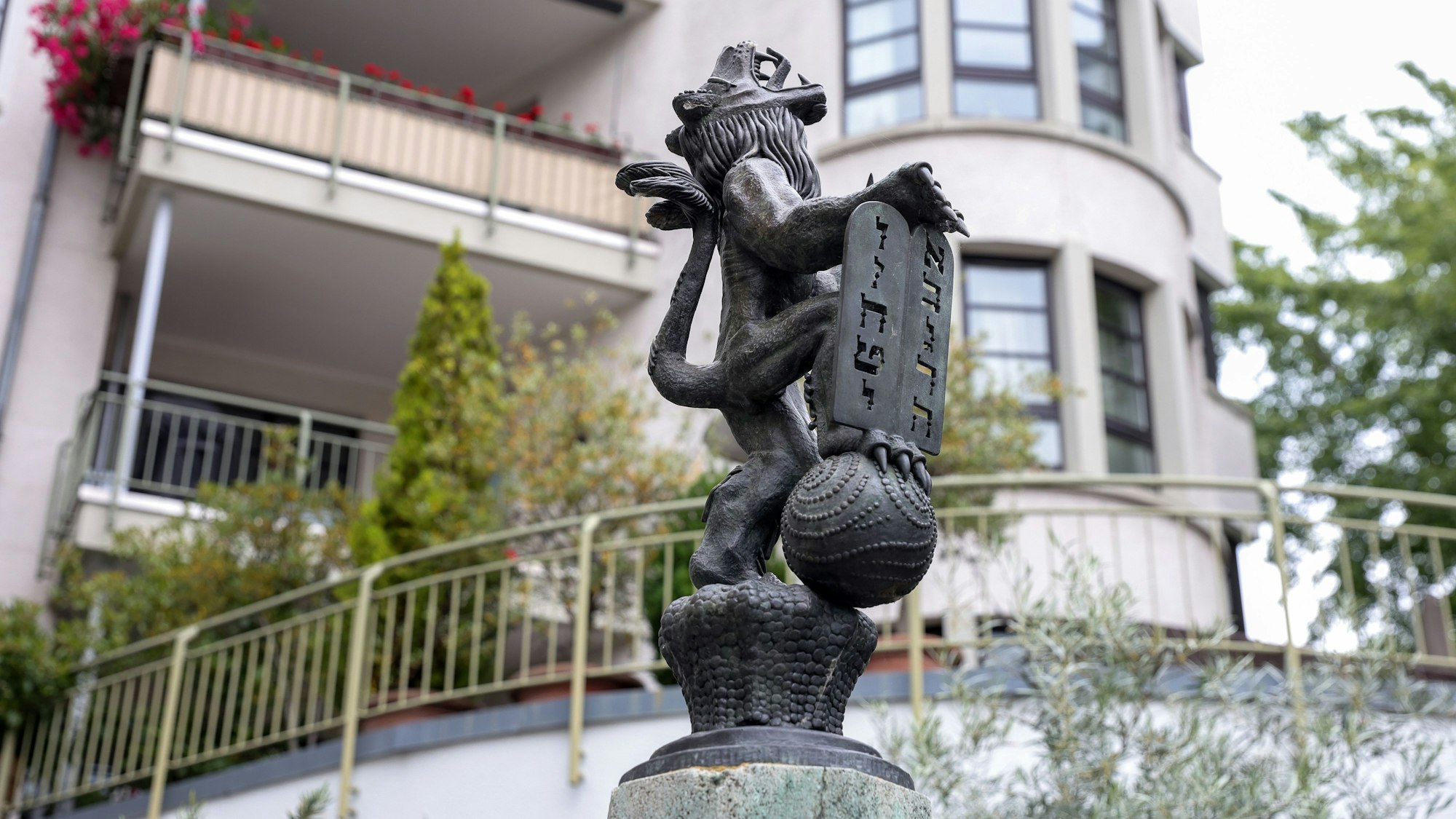 Auf dem Bild ist der Löwe von Juda zu sehen, der mit einer Tatze eine Tafel mit den 10 Geboten hält und die andere fragend zum Himmel reckt.