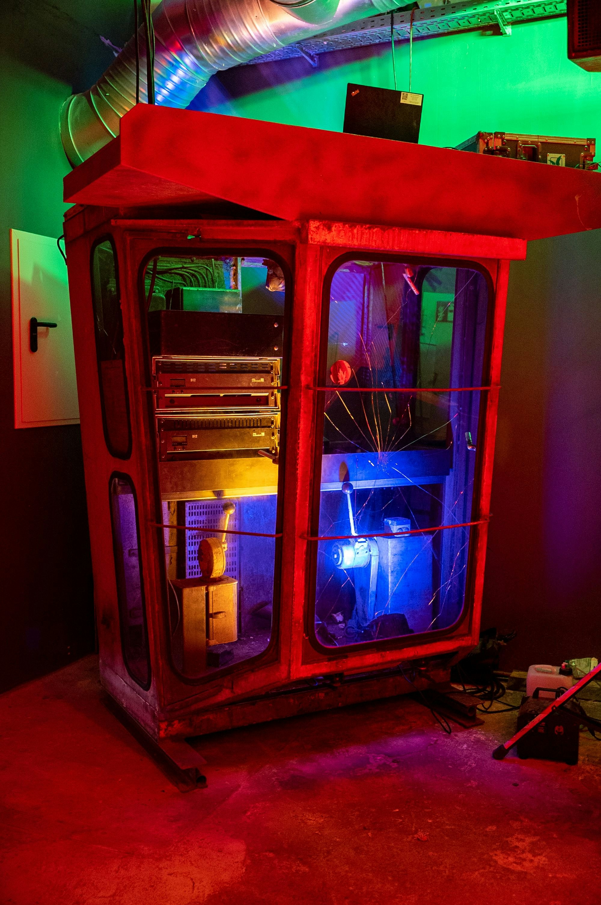 Im Schrotty steht eine 50-er-Jahre Krankabine als DJ-Pult.