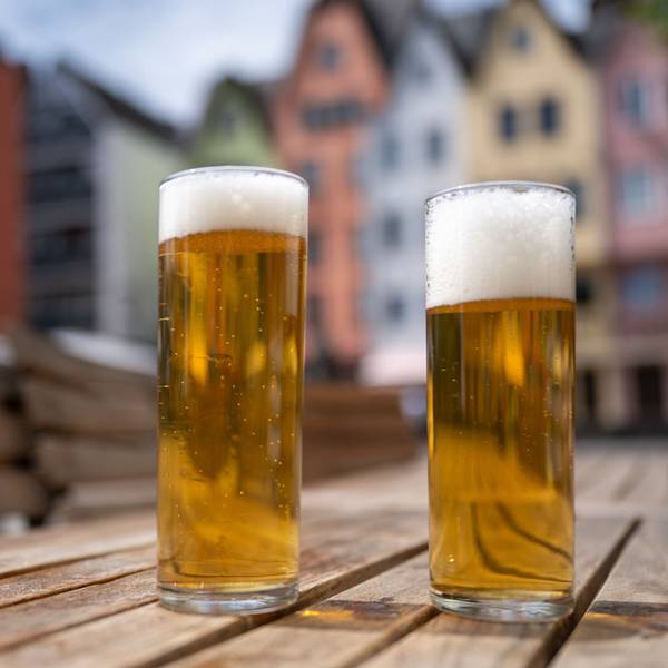 Zwei Kölsch-Stangen stehen auf einem Tisch.