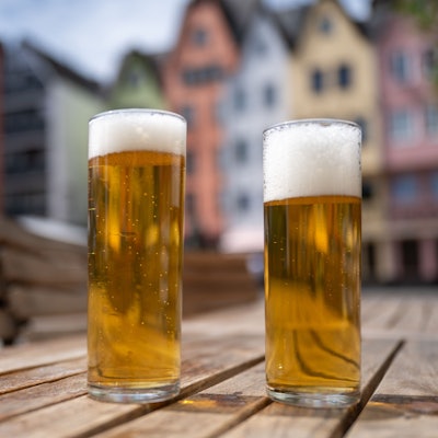 Zwei Kölsch-Stangen stehen auf einem Tisch.