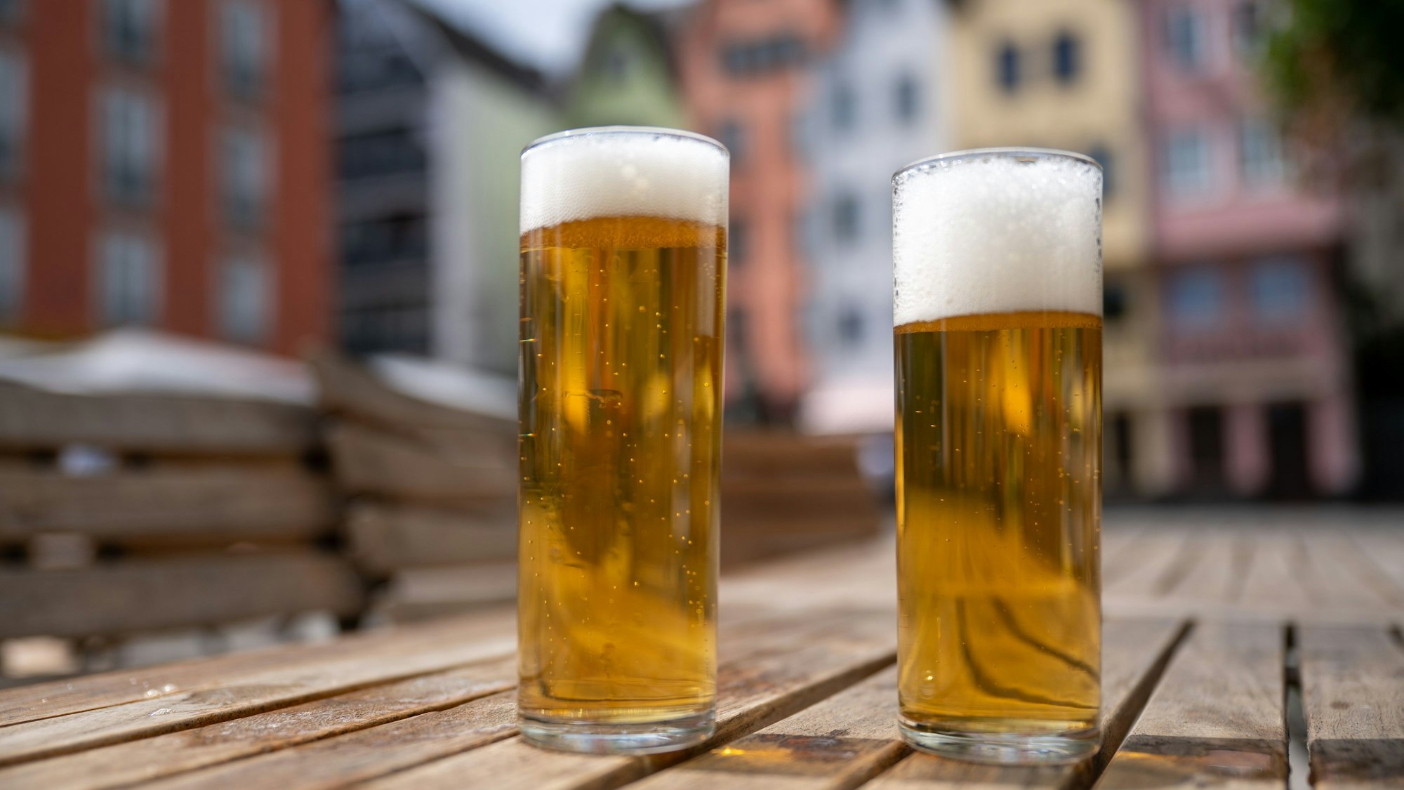Zwei Kölsch-Stangen stehen auf einem Tisch.