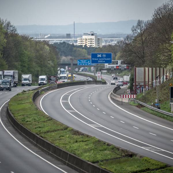 Ein Stück der alten Lärmschutzwand an der Autobahn 1 zwischen Burscheid und Leverkusen ist rechts im Bild sichtbar.