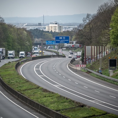 Ein Stück der alten Lärmschutzwand an der Autobahn 1 zwischen Burscheid und Leverkusen ist rechts im Bild sichtbar.