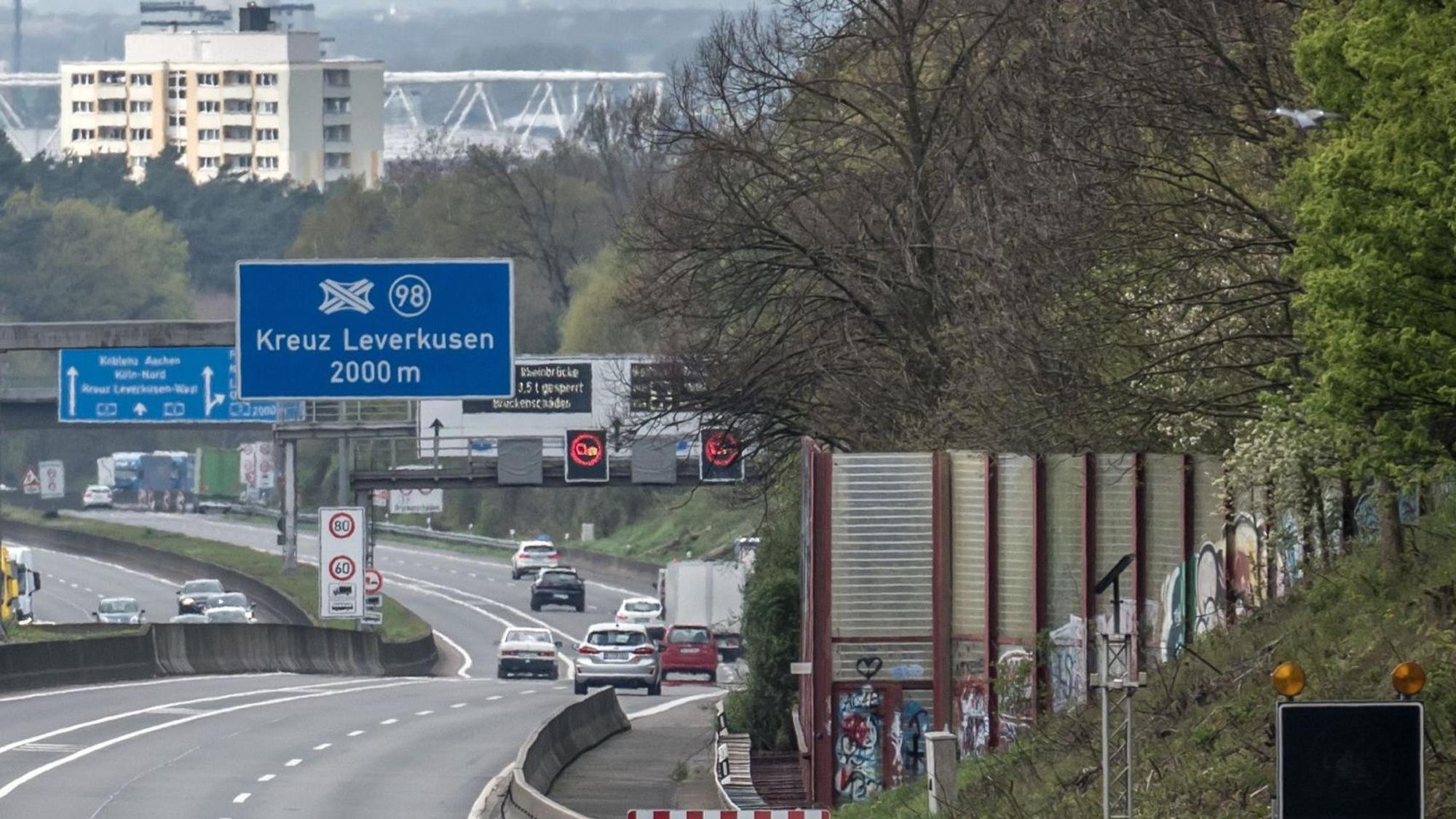 Ein Stück der alten Lärmschutzwand an der Autobahn 1 zwischen Burscheid und Leverkusen ist rechts im Bild sichtbar.