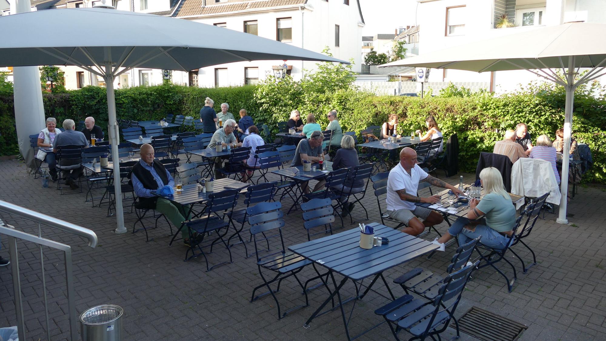 Der Biergarten des Brauhauses Goldener Pflug in Merheim.