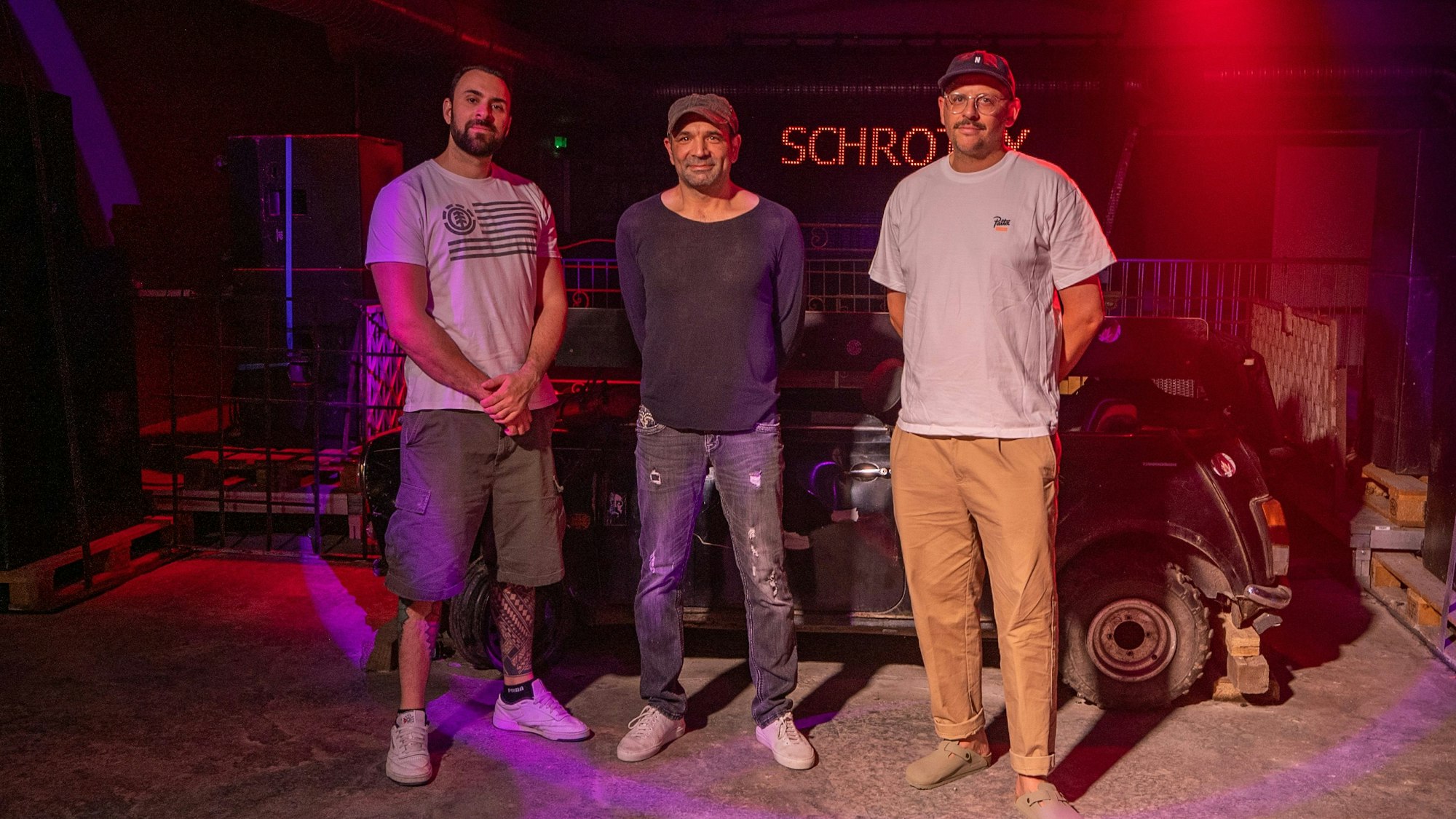 Pascal Chaudhuri, Yediyar Isik und Benjamin Schweitzer im umgebauten Schrotty.