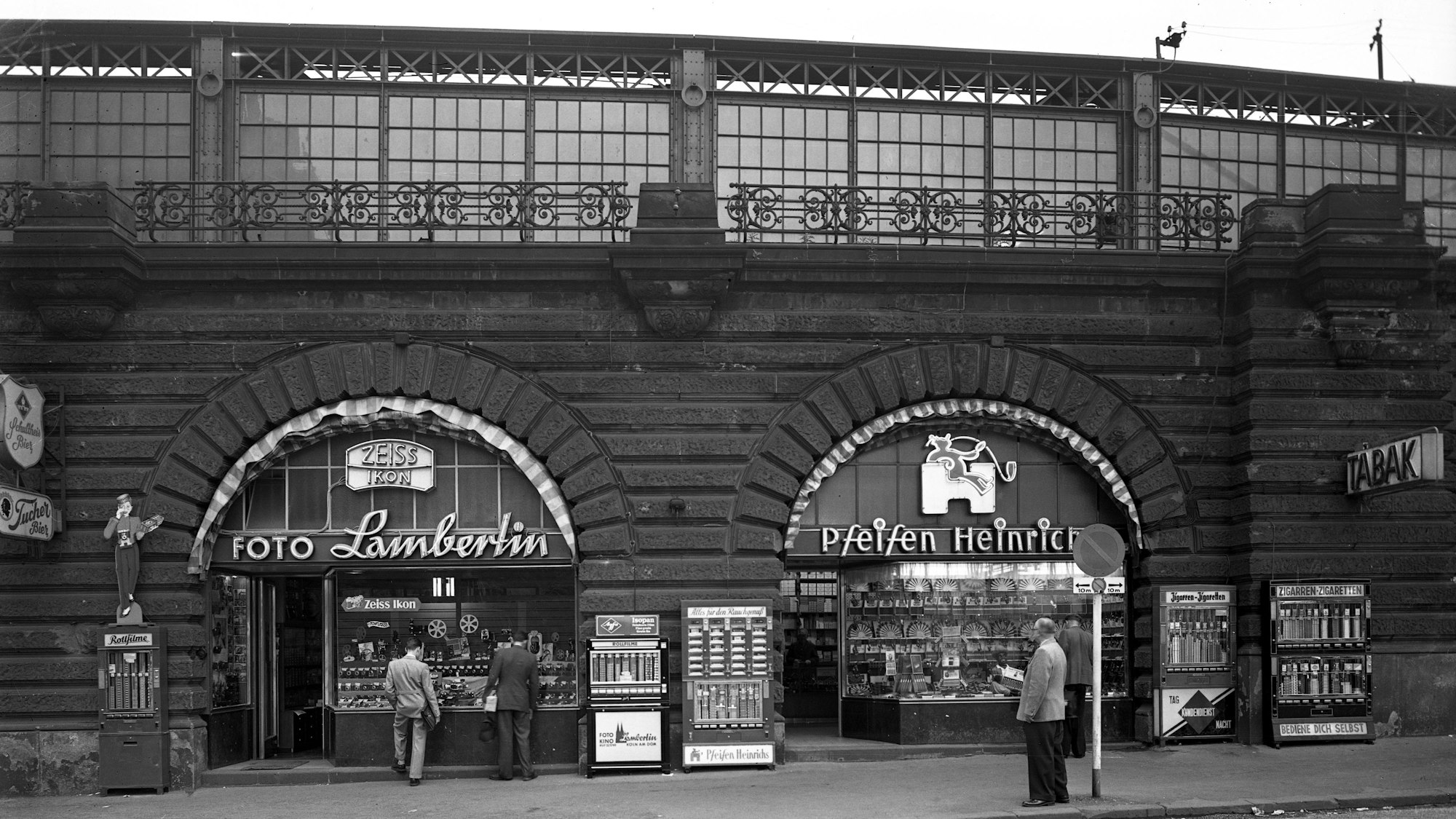 Fotogeschäft Lambertin am Hauptbahnhof, um 1950.