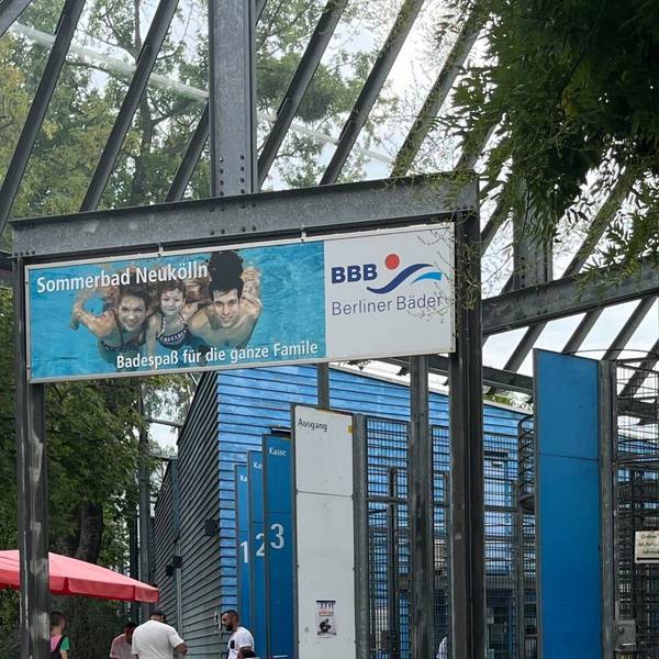 Berlin: Der Ein- und Ausgang des Sommerbades Neukölln am Columbiadamm. Das Bad ist seit Sonntagabend geschlossen.