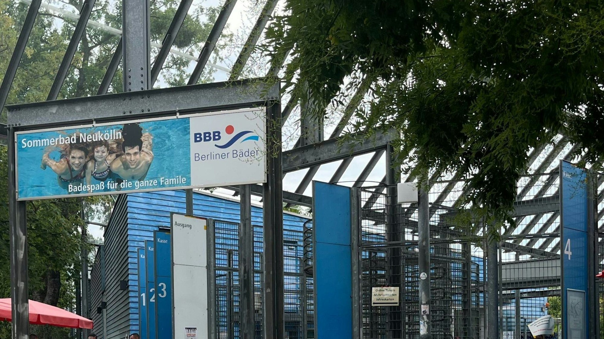 Berlin: Der Ein- und Ausgang des Sommerbades Neukölln am Columbiadamm. Das Bad ist seit Sonntagabend geschlossen.