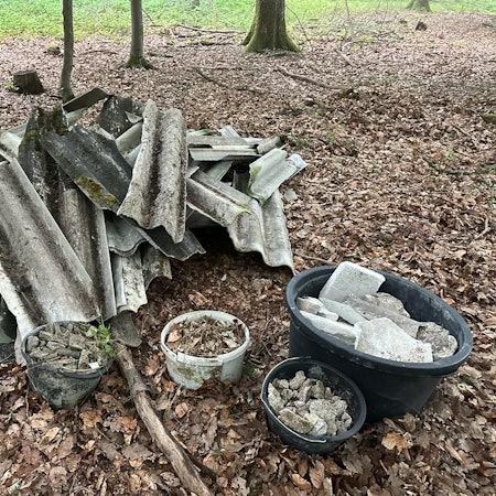 Absesthaltiger Müll liegt auf einem Waldstück in Bad Münstereifel.