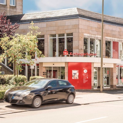 Der Haupteingang der Kreissparkassen-Filiale in Burscheid