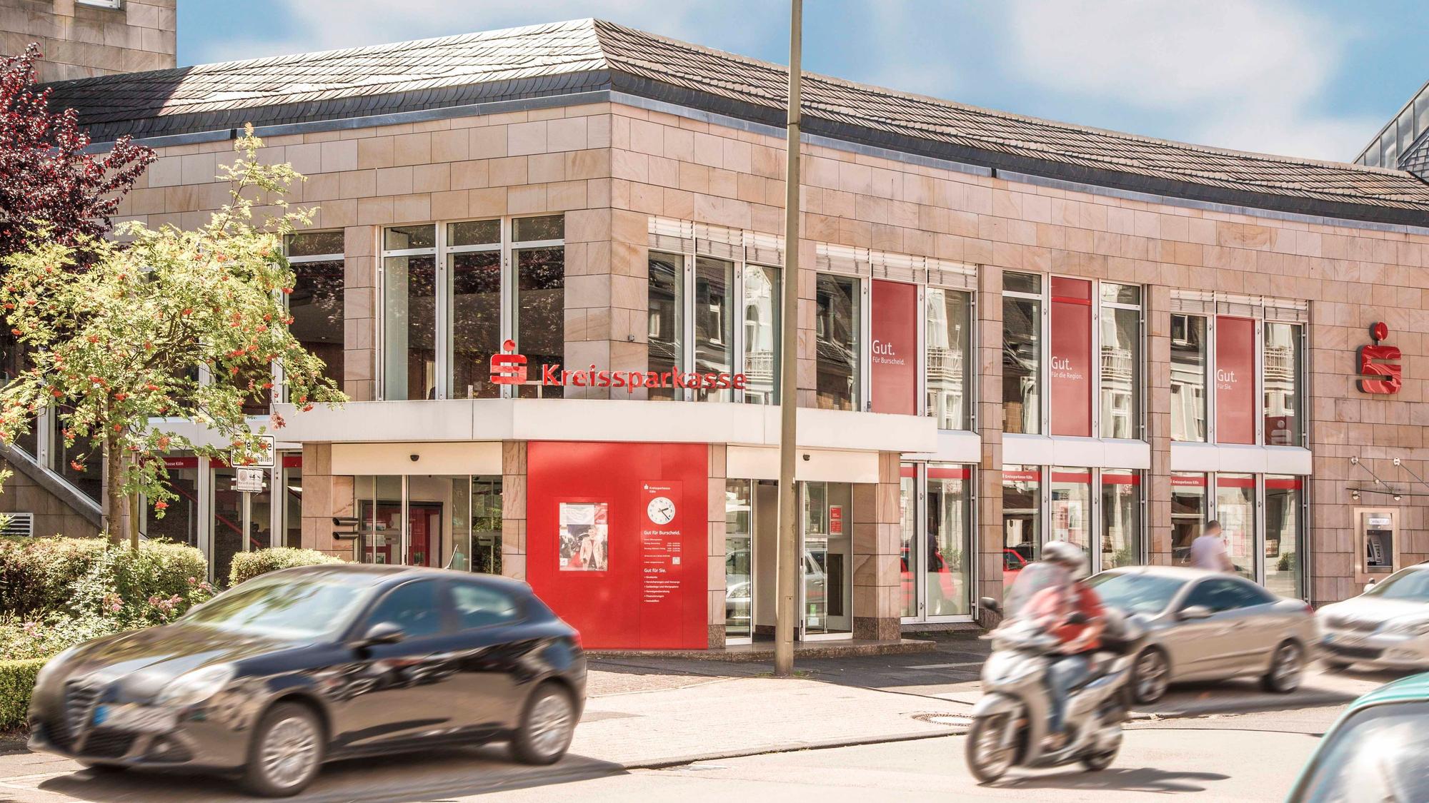 Der Haupteingang der Kreissparkassen-Filiale in Burscheid