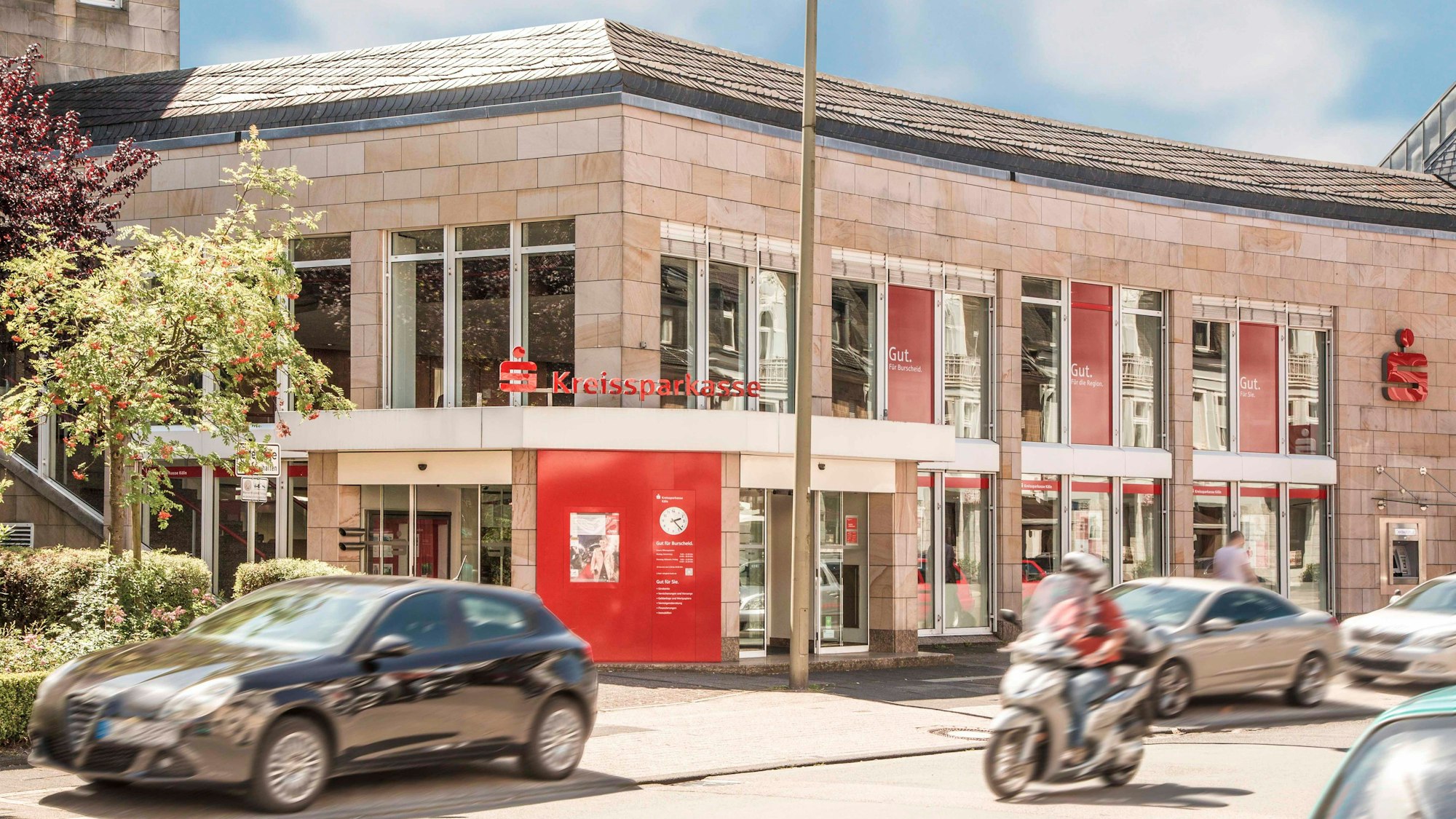 Der Haupteingang der Kreissparkassen-Filiale in Burscheid