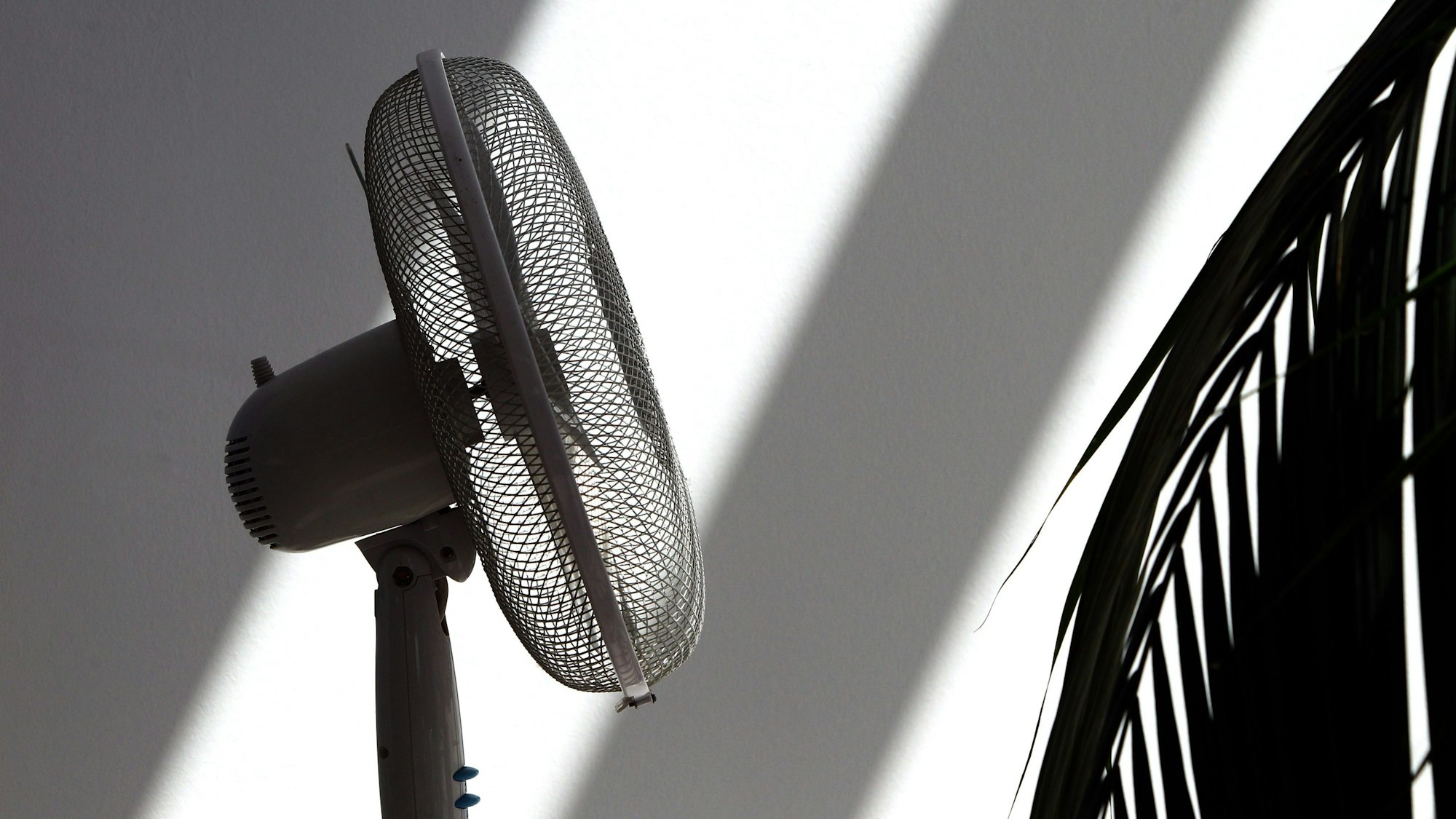 ARCHIV - Zum Themendienst-Bericht am 4. Juli 2022: Ventilatoren sorgen an heißen Tagen für eine kühle Brise. Foto: Karl-Josef Hildenbrand/dpa/dpa-tmn - Honorarfrei nur für Bezieher des dpa-Themendienstes +++ dpa-Themendienst +++