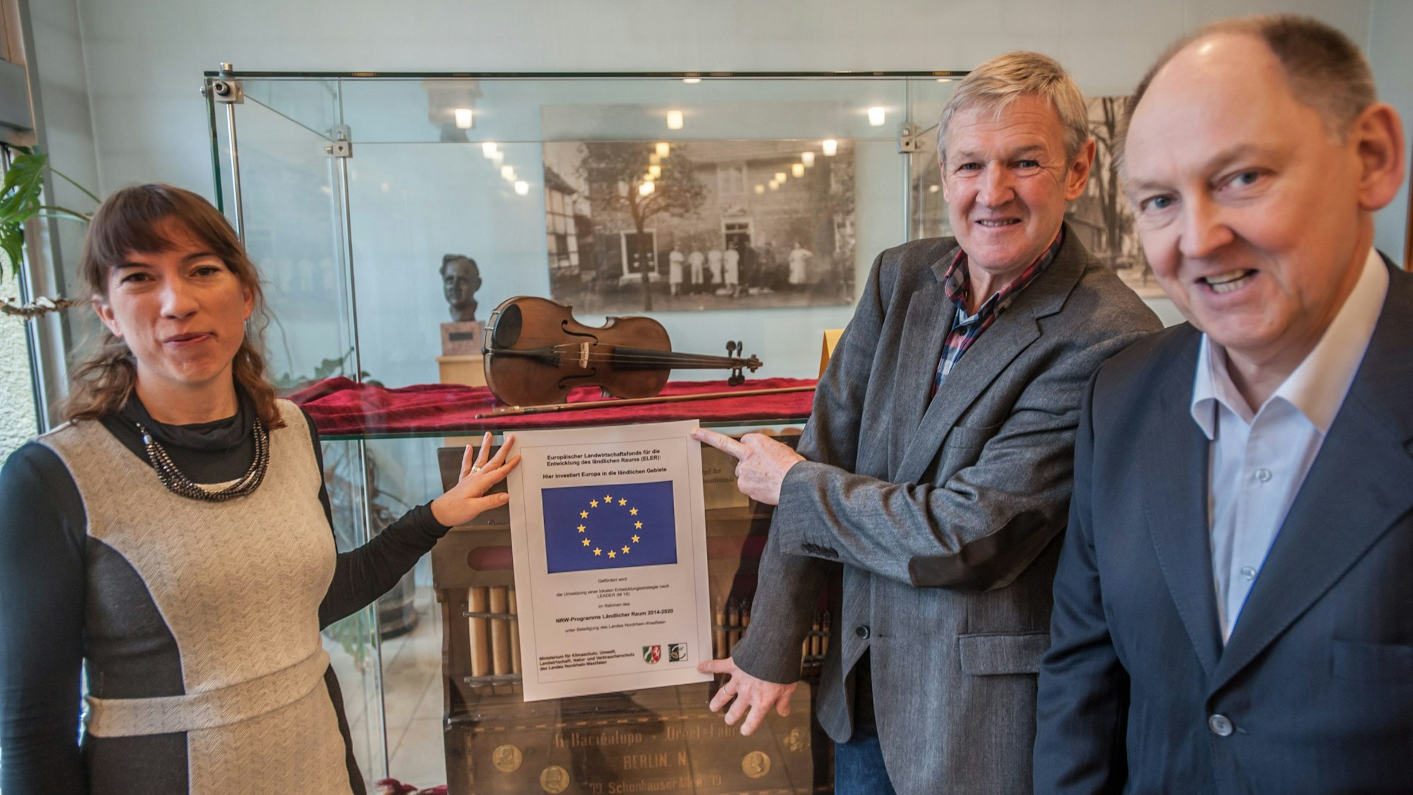 Leader-Managerin Céline Zahn mit den Musikschul-Vorständen Karl-Robert Schildgen und Axel Plutte bei der Vorstellung des Programms "Musikstadt Burscheid für alle" - ein Projekt aus 2019.