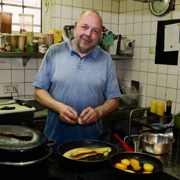 Inhaber und Koch Andreas Esser von Essers Gasthaus steht am Herd.