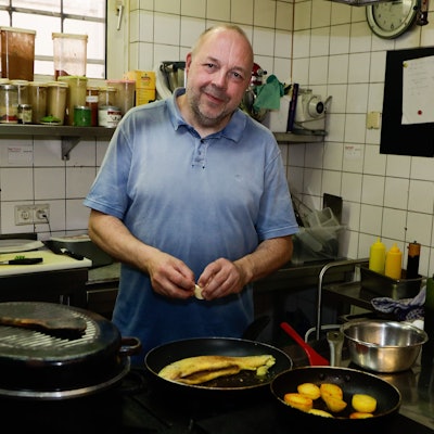 Inhaber und Koch Andreas Esser von Essers Gasthaus steht am Herd.