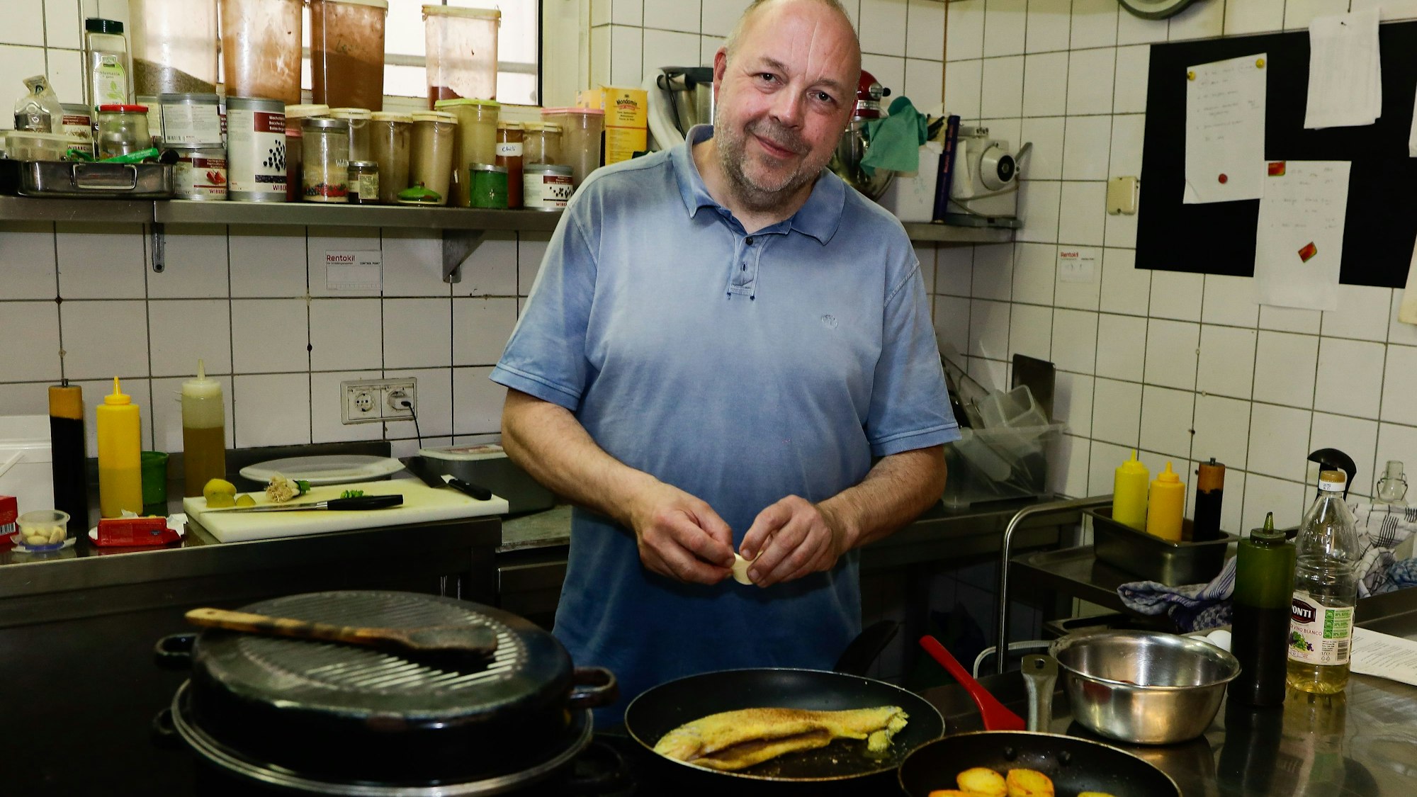 Inhaber und Koch Andreas Esser von Essers Gasthaus steht am Herd.
