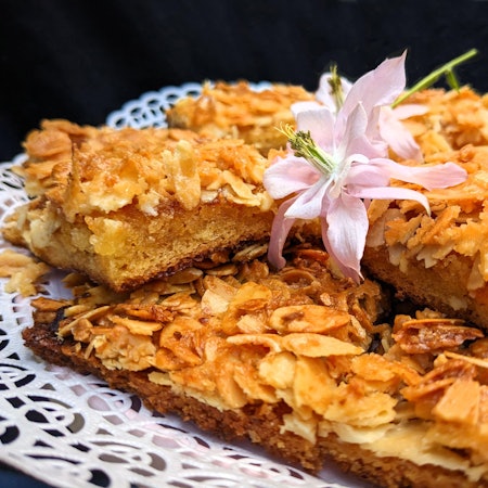 Kuchenstücke liegen auf einem Teller.