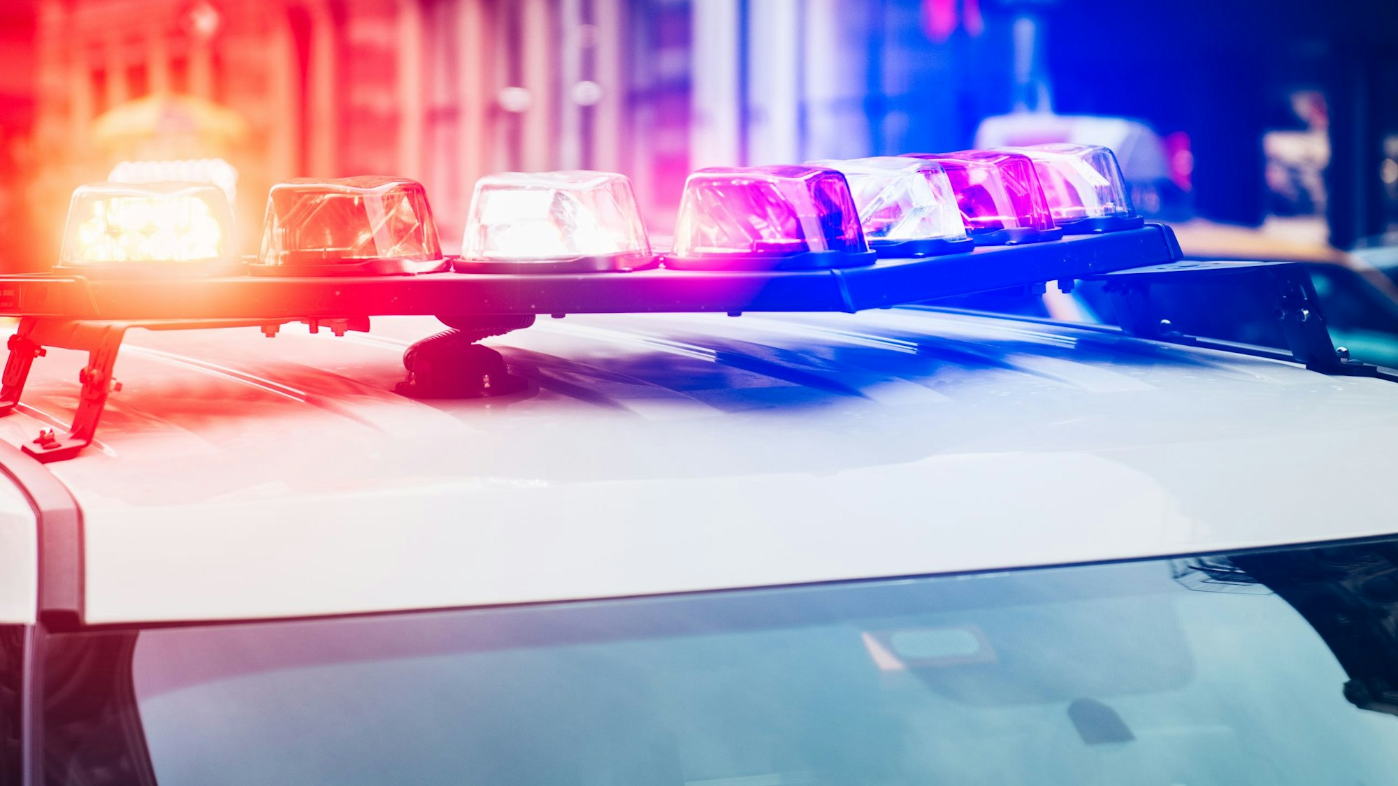 Polizeiauto mit Alarm. Signallicht blinkt auf dem Dach.