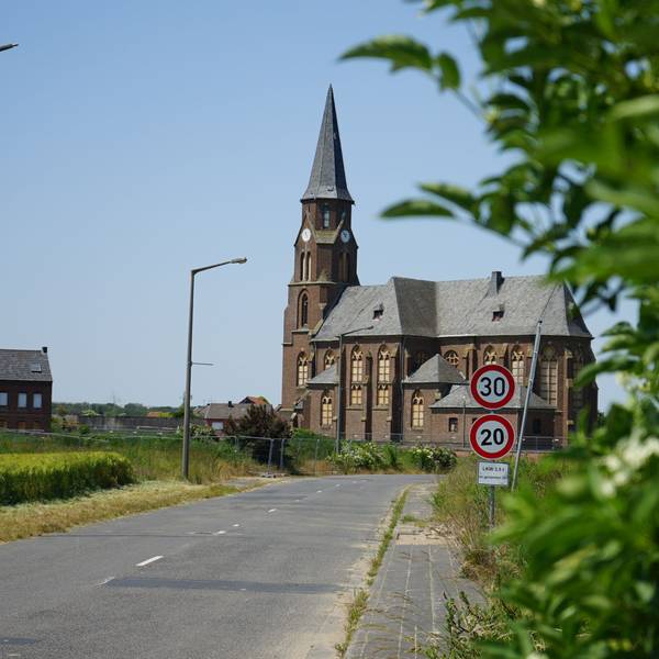 Das Bild zeigt die alte Kirche in Manheim, ein neugotischer Backsteinbau.