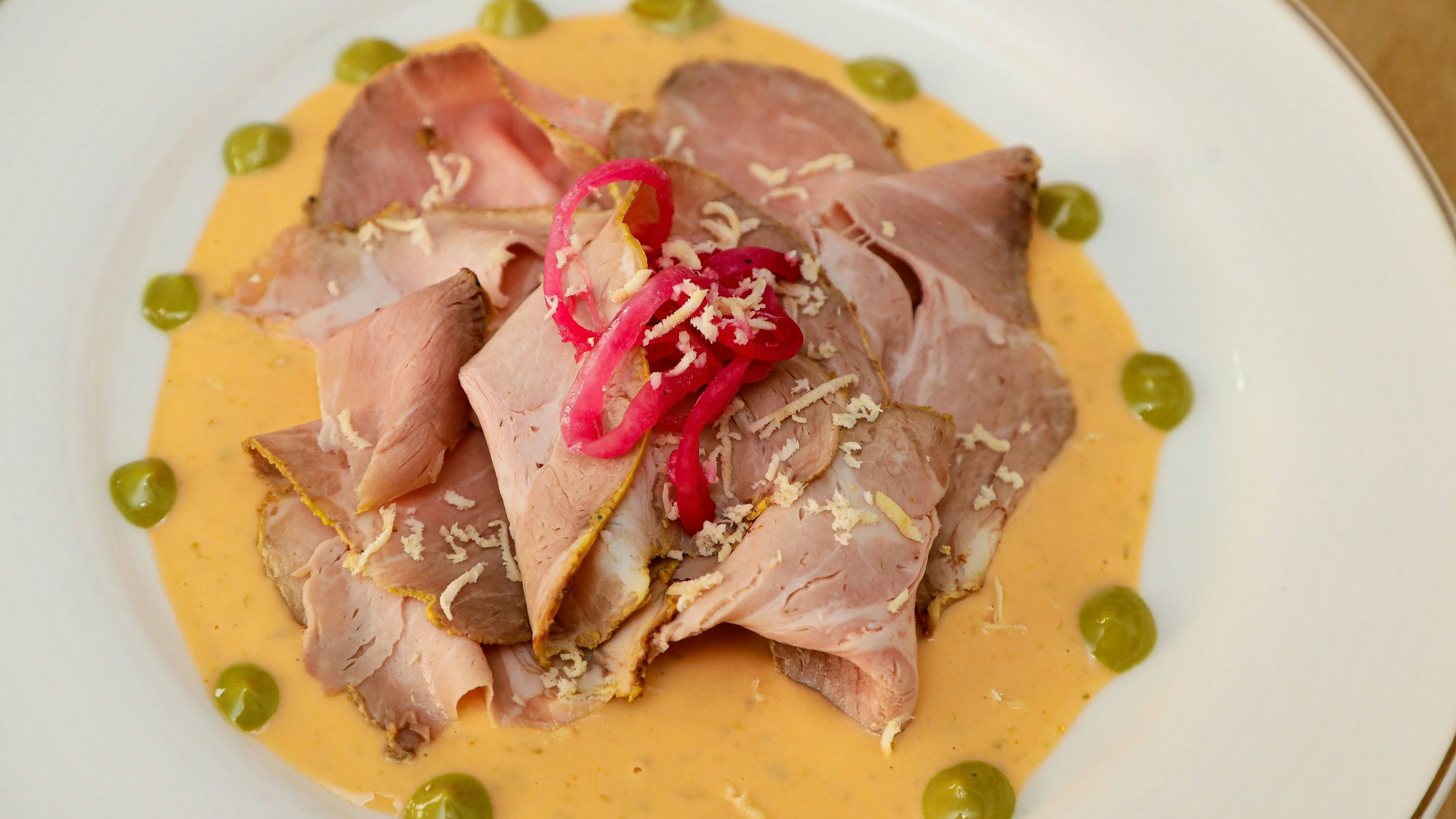 Vorspeise des Sommermenüs aus Essers Gasthaus: Steirisches Vitello, geräucherte Forellencreme, Schweinenacken, Kürbiskernölmayonnaise